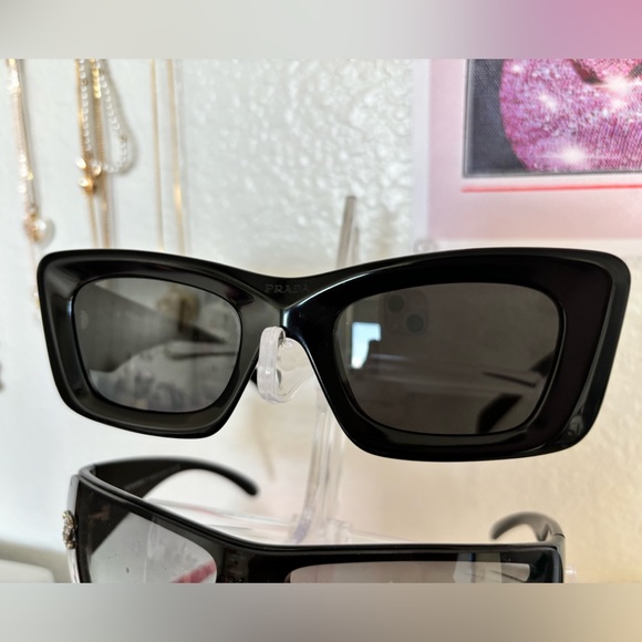 SOLD🩷Black Classic Prada Sunglasses, well loved and in great shape. - Picture 7 of 7